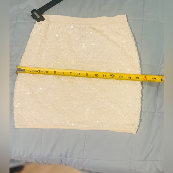 NWT BCBG Maxazria Percy White Sequin Scalloped Miniskirt SZ XSmall! - Picture 5 of 9